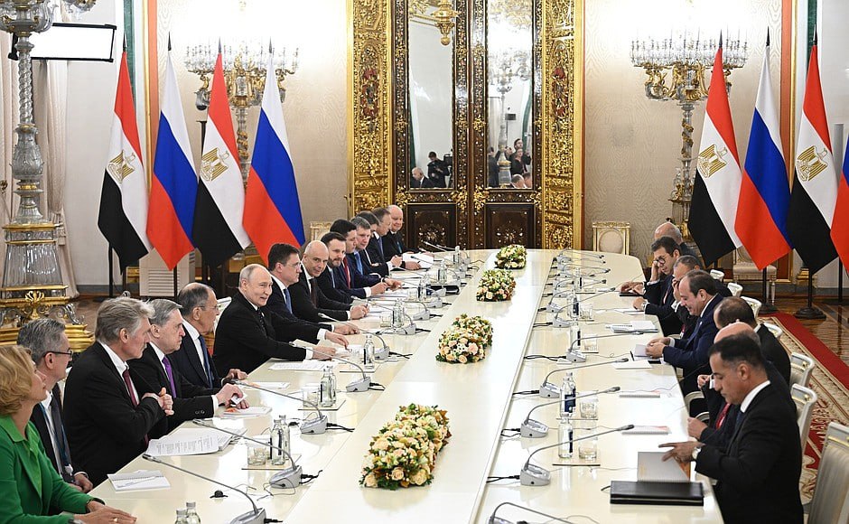 Президент Российской Федерации Владимир Путин провёл в Кремле встречу с Президентом Арабской Республики Египет Абдельфаттахом Сиси, который прибыл в Москву для участия в третьем саммите Россия – Африка (28 октября 2026 года)