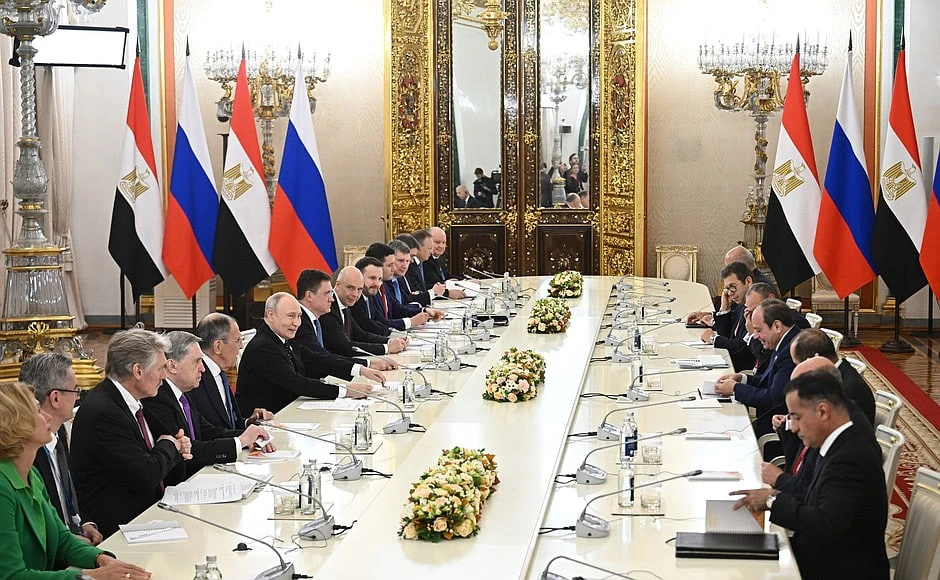 Президент Российской Федерации Владимир Путин провёл в Кремле встречу с Президентом Арабской Республики Египет Абдельфаттахом Сиси, который прибыл в Москву для участия в третьем саммите Россия – Африка (28 октября 2026 года)