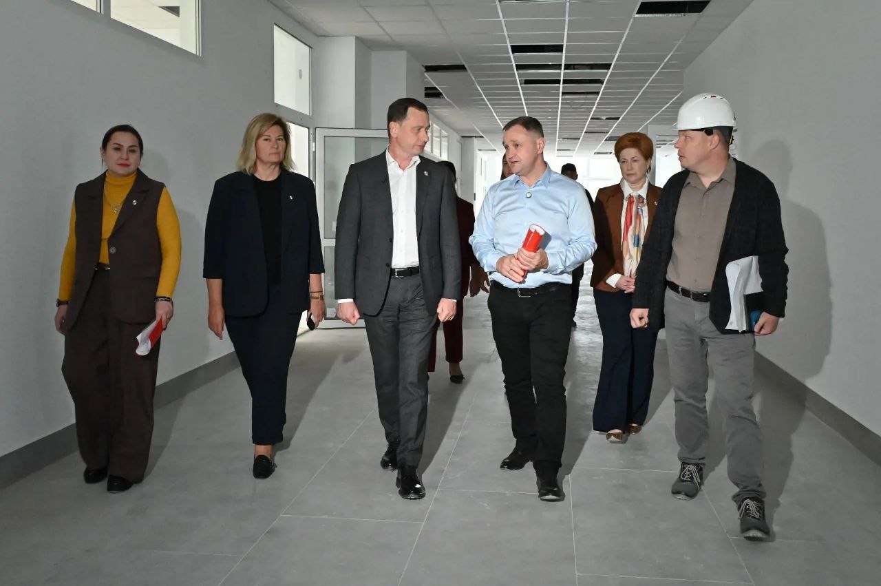 Глава Сочи Андрей Прошунин проинспектировал строительство нового блока начальной школы в Горном Лоо