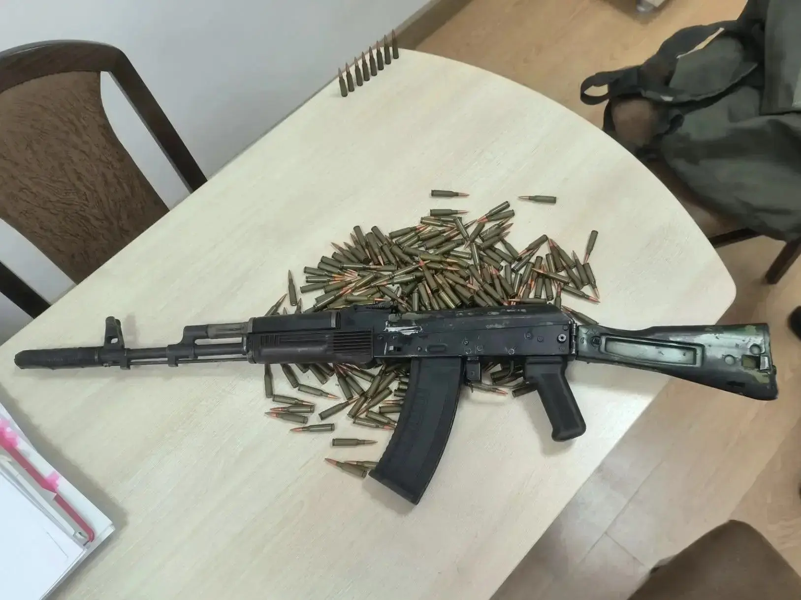 В Тихорецке мужчину подозревают в попытке продать автомат АКС-74, 275 патронов и магазин к оружию