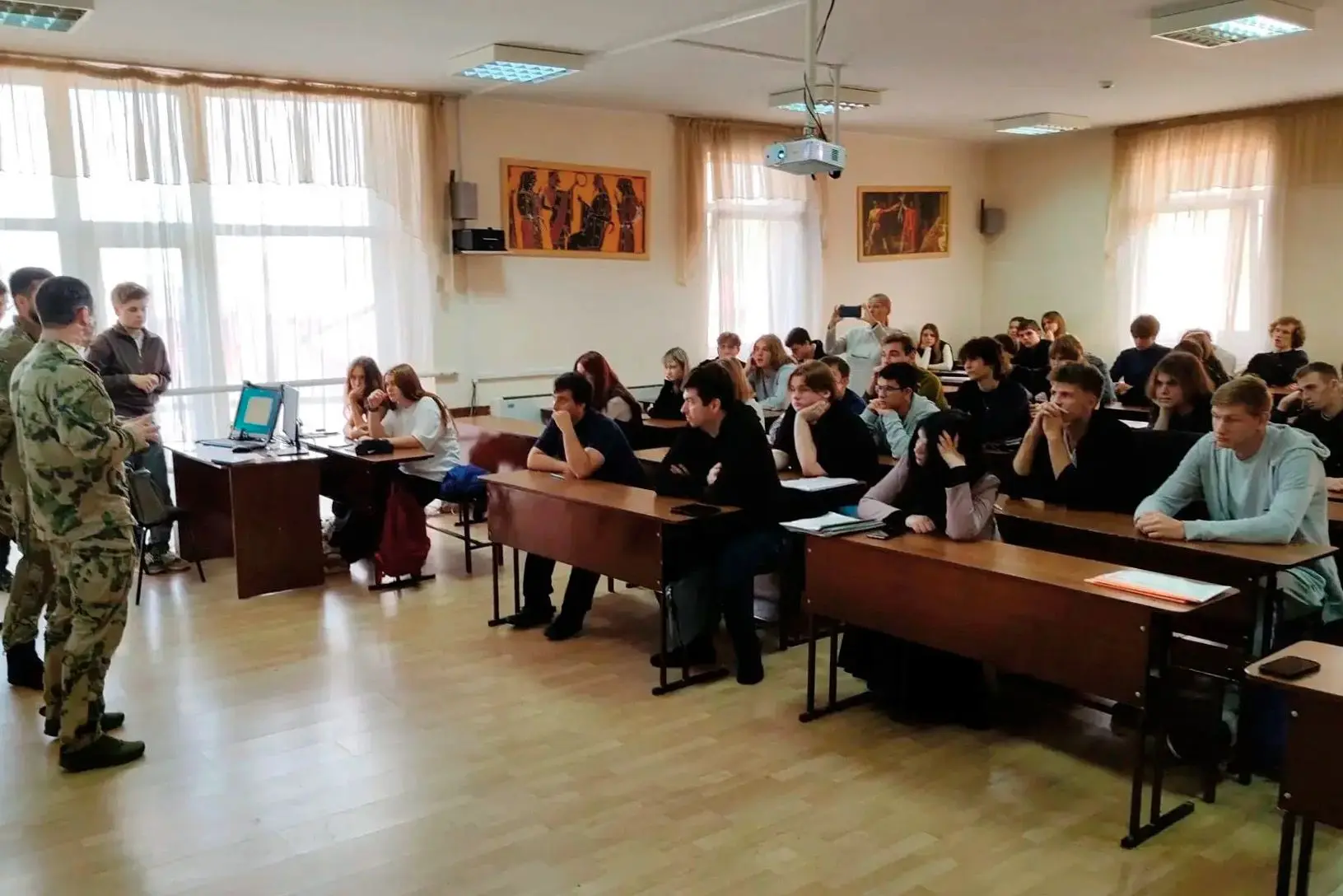На Кубани росгвардейцы провели уроки безопасности и патриотические мероприятия для молодежи