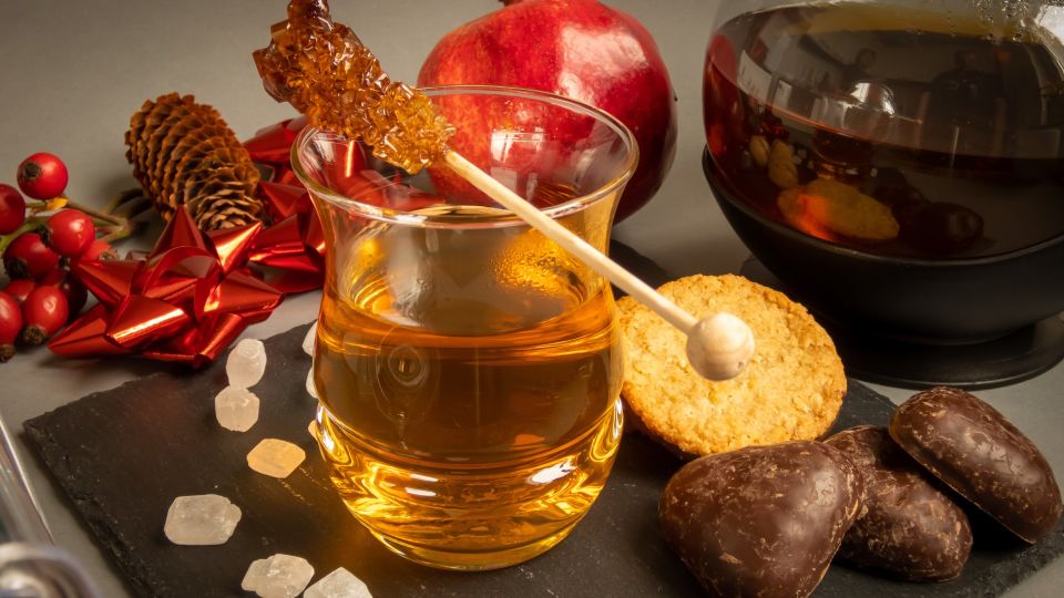 Лишний вес ни при чем: почему на самом деле нельзя пить чай с конфетами