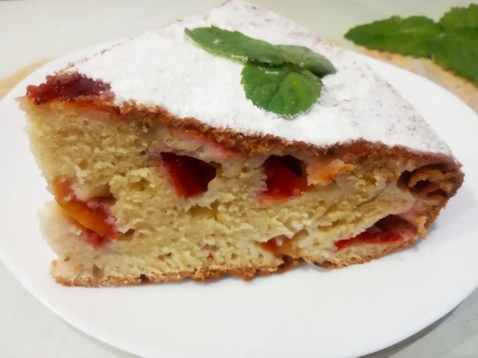 Создайте вкусный сливовый пирог на молоке
