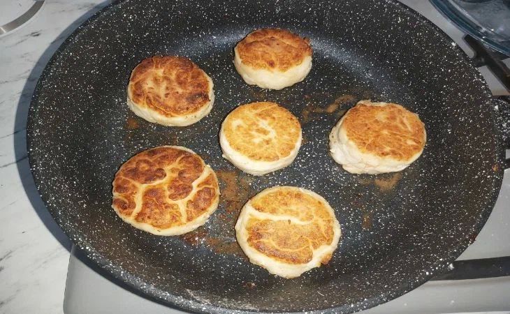 В чем можно обвалять сырники, чтобы были вкусными и ароматными: мука не нужна