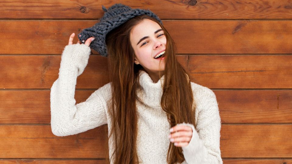 Будет как новенькая: простой лайфхак, как растянуть севшую после стирки шапку