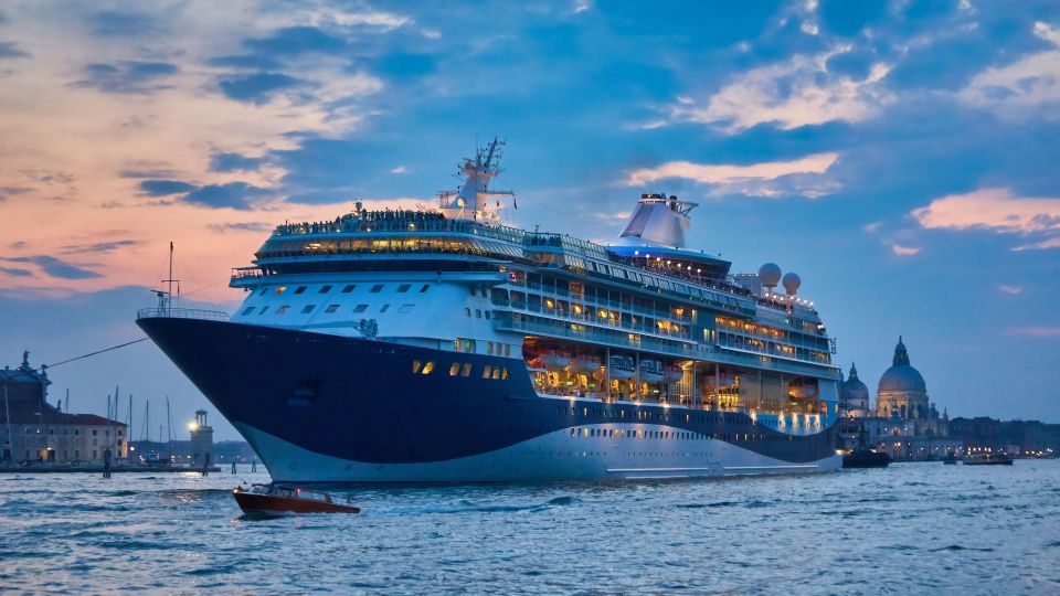 Утюги, благовония и бьюти-гаджеты: какие вещи нельзя брать с собой в круиз