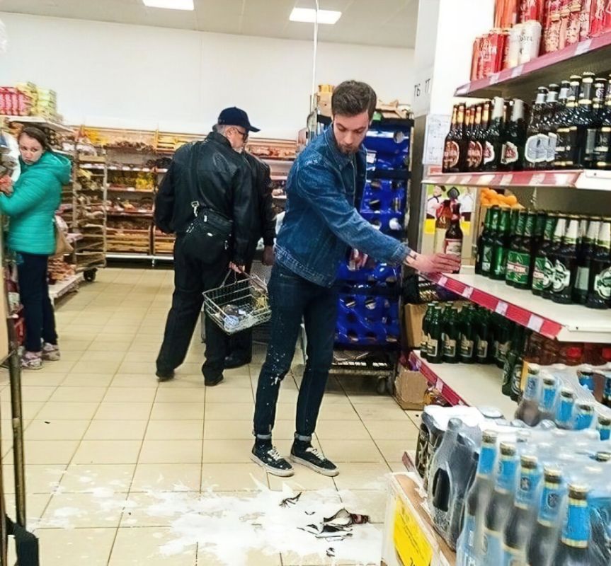 Разбил товар в магазине: кто должен платить?