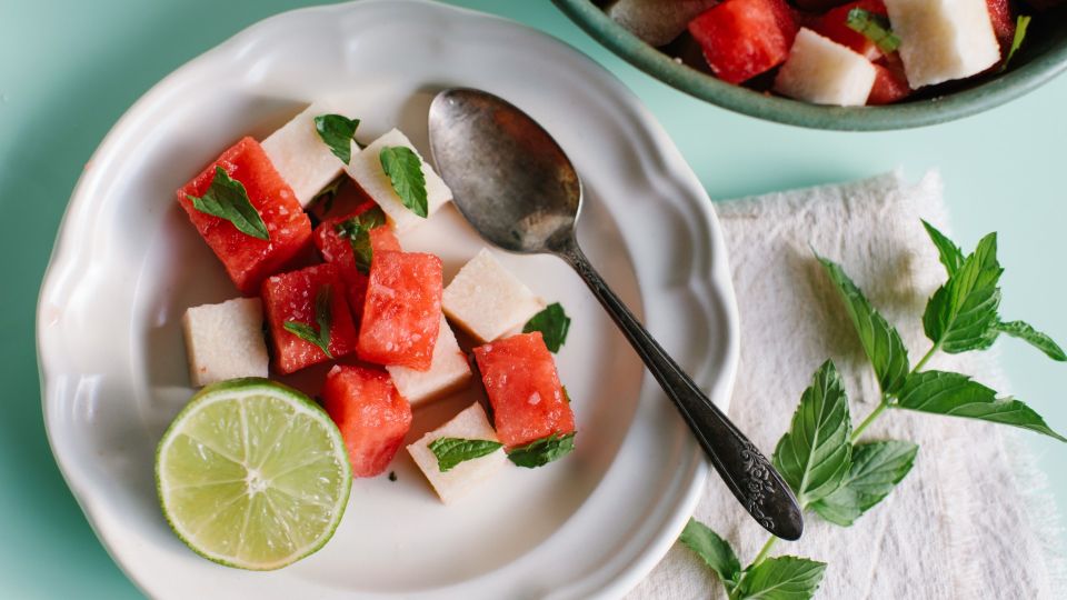 Этот салат с арбузом произведет фурор среди гостей: будут нахваливать весь вечер