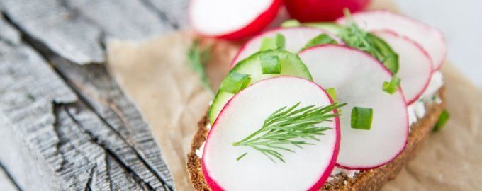 Откройте для себя свежий вкус: двойные бутерброды с огурцом и редиской