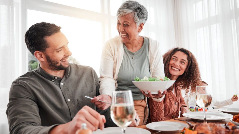 Воспитанный человек никогда не делает этого в гостях: проверьте и вы себя