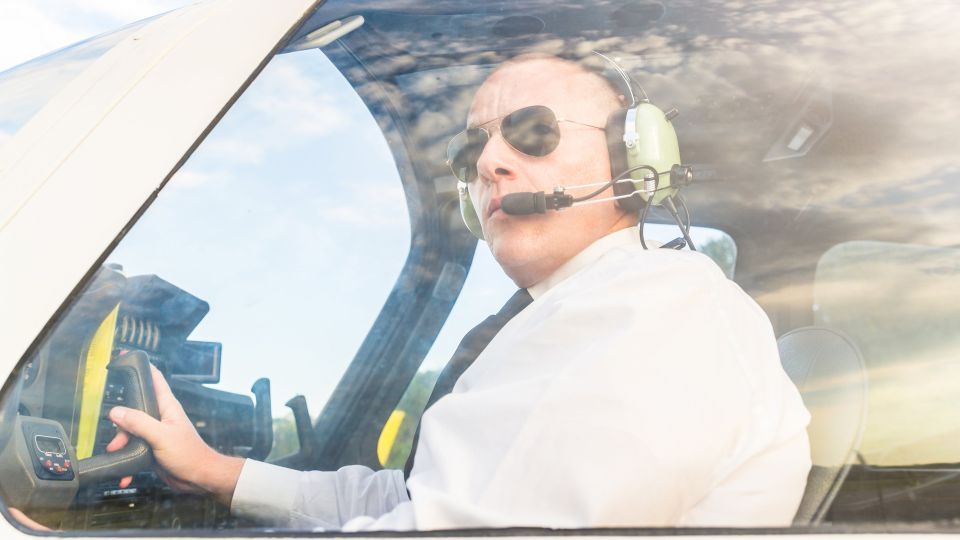 Почему не стоит спать в самолете: пилот предостерег от роковой ошибки