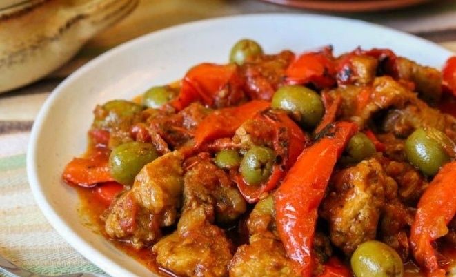 Совершенное рагу: нежное мясо с запечёнными перцами и оливками