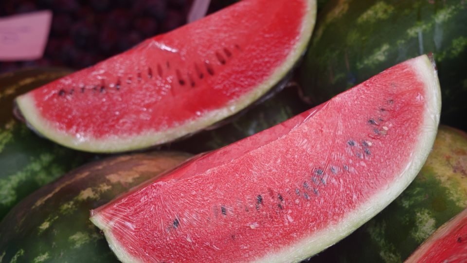 Как из маленьких кустов вырастить 15 сладких арбузов за сезон