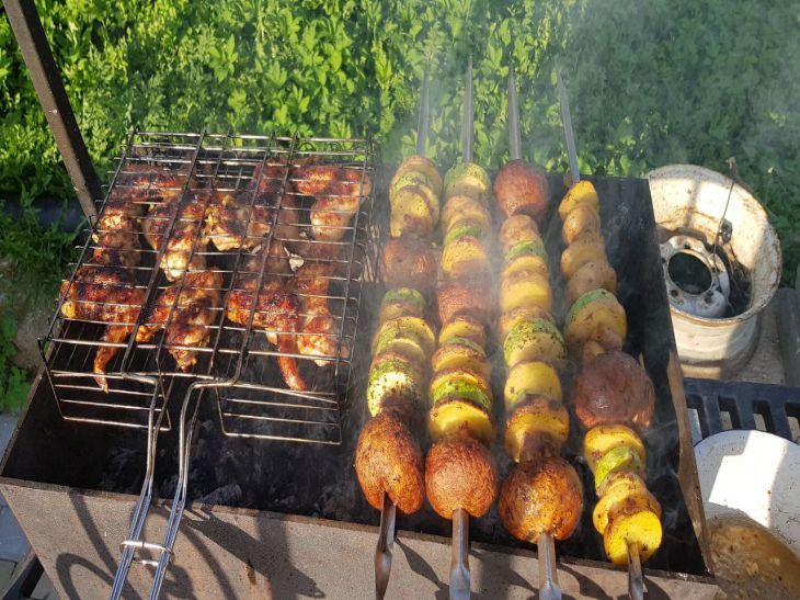 Что приготовить на мангале, кроме шашлыка: 8 простейших рецептов
