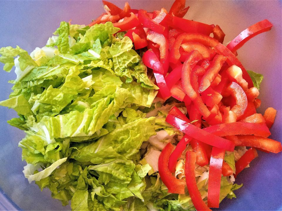 Салат с пекинской капустой: легко, вкусно и доступно