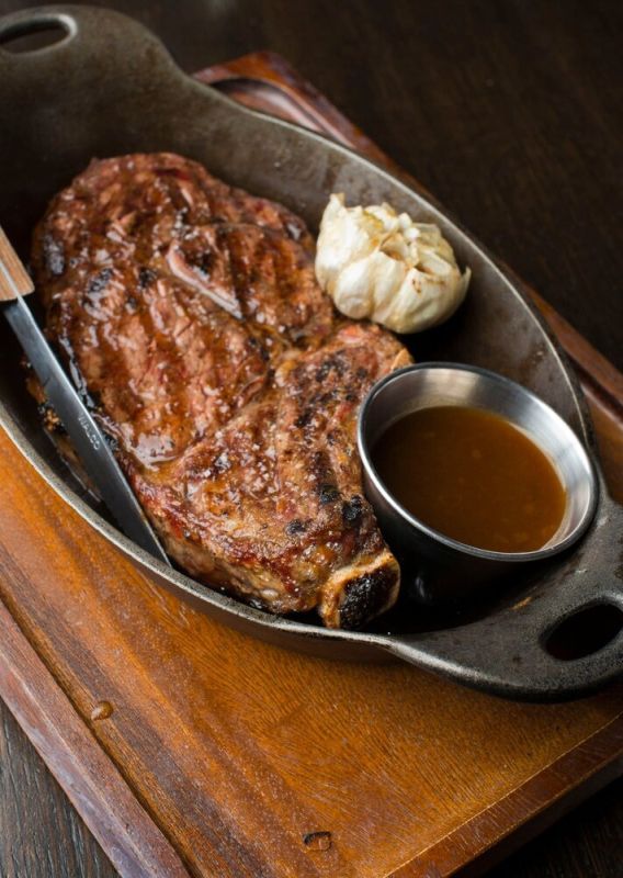 Изысканный говяжий стейк с пряным чесночным соусом