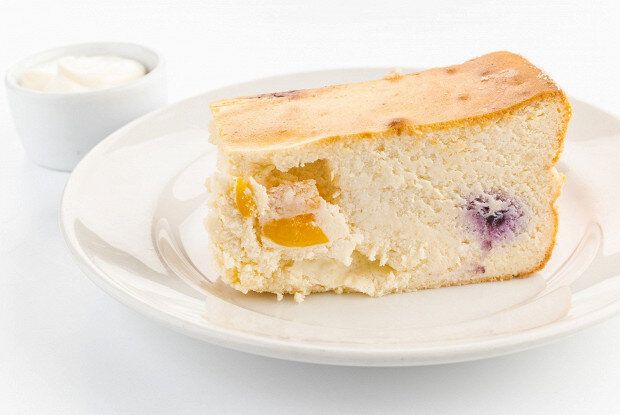 Творожная запеканка с ягодной начинкой