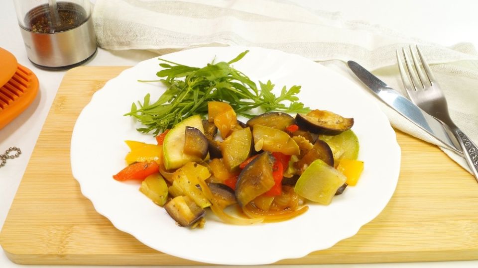 Вкусный ужин с запеченными овощами в соевом соусе