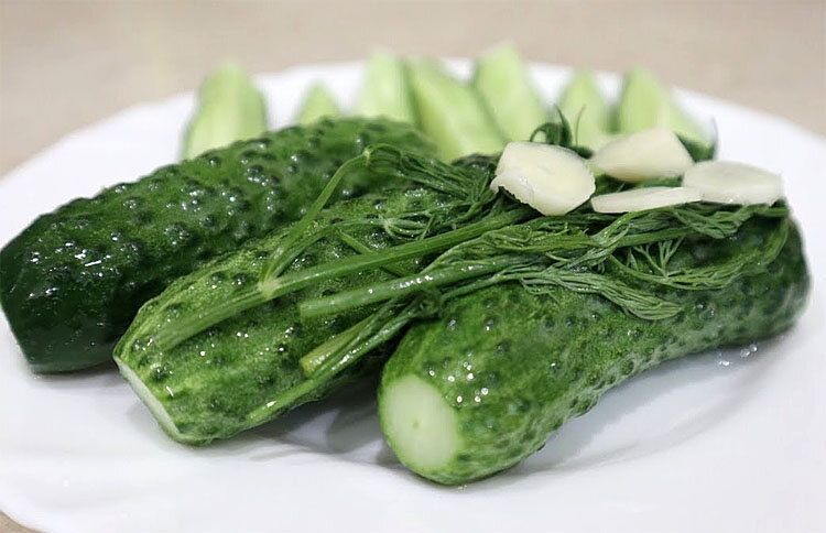 Как быстро приготовить хрустящие малосольные огурцы за ночь