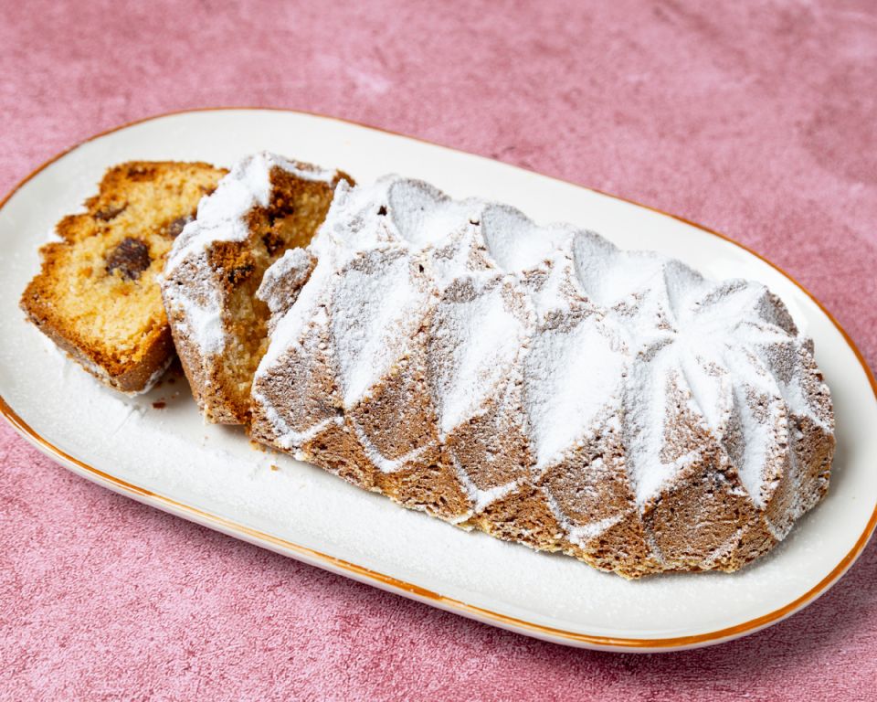 Нежный миндальный кекс с финиками и бергамотом, приготовленный в аэрогриле